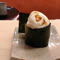 鮨 香坂 - 『白子』（追加）　シャリの上に小ネギを散らし、アツアツの白子。 　煮切り・橙で。とろ～っととろけて、アツアツですが、シャリとの温度差で あいまって楽しい一品。一番印象的でした(^_^)