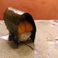 鮨 香坂 - 『ウニ』　臭みなく、おいしかったです。覆うようにかぶっているパリッとした海苔もアクセント。