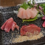 かめにい - 鶏刺し 4点盛り 980円 各々少ない・・・