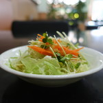 ナセグリーンゴルフ - キャベツの千切り、レタス、ニンジン、貝割れ菜のサラダ