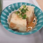Fukuoka Chihou Saibansho Shokudou - 小鉢は並んだ中から好きな物を選べます、この日はマカロニサラダと揚げ出し豆腐があったんで私は揚げ出し豆腐を選んでみました。
                      