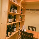 炭膳 茅心 - テーブル席の脇の棚