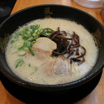 博多風龍 - とんこつラーメン(580円、斜め上から)