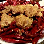 海遊山楽ゆう 飯田橋店 - 唐辛子たっぷり『鶏の辛揚げ』