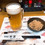 居酒屋　秋吉 - サッポロ生ビール @500円と、今日のお通し「子和えこんにゃく」（多分有料 5〜600円くらいかと…）。