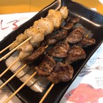 居酒屋　秋吉 - 鳥ハツ串 @400円と、ポンポチ @400円。串物はいづれも３本セット。