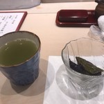 意気な寿し処阿部 - お茶と小鉢