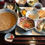 Yamato Yakushokudokoro Narayama Sakan - 中央が奈良のお雑煮・茶粥バーション