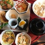 大和薬食処 ならやま茶館 - 中央が奈良のお雑煮・普通バージョン