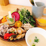 AND LIFE cafe - 野菜たっぷりプレート スープとニンジンドレッシング
                        1590円税込