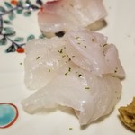 馳走 啐啄一十  - ⑥鮃(静岡県駿河湾産・2日寝かせ)
      産卵期は春～初夏、旬は秋～晩冬。
      切り身を振り塩で躍動させながら脱水した鮃は、旬真っ只中で脂のりがよく、甘みもしっかり。
      シットリしていながら、プルッとした弾力。