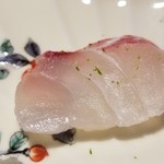 馳走 啐啄一十  - ⑧真鯛(愛媛県来島海峡産・2日寝かせ)
      海図を持っていたほど釣り込んだ場所である今治の来島海峡の真鯛は地海老や小蟹を食べているので、旨みが深い。
      寝かせが浅いのでコリコリ感がしっかり。