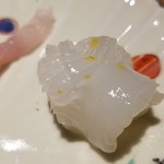 馳走 啐啄一十  - ⑨墨烏賊(静岡県駿河湾産・2日寝かせ)
      産卵期は春～初夏、旬は冬～春、寿命は1年。
      墨烏賊は本来、硬めのはずなのに、障泥烏賊のようにねっとりと軟らかく豊かな旨みと甘み。
      それほど寝かせてないのになぜ？