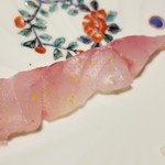 馳走 啐啄一十  - ⑩黒グチ(静岡県駿河湾産・2日寝かせ)
      産卵期は春～初夏、旬は冬～春
      巨大な黒グチの身はビックリするほど朱が入り軟らかい。
      桜海老を食べている魚なので色が深く、旨みも濃くて甘い。
      凄いです！