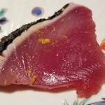 馳走 啐啄一十  - ⑪初鰹の背身(静岡県駿河湾産・翌日もの)のたたき
      日本近海の鰹の産卵期は夏、旬は春～夏。
      超早い初物で脂のりはこれから！
      背の部分は鰹の薫り高く、寝かせ無しの活きの良さが際立ちます。