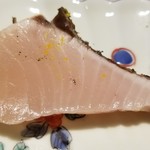 馳走 啐啄一十  - ⑬寒鰆(山口県産・2日寝かせ)の炙り
      産卵期は春～初夏、旬は秋～冬。
      瀬戸内もようやく冷え込み、脂のりが良くなり甘みが際立ちます。
      身は柔らかく、白身でなく、赤身でもない、飴色の穏やかな色合いです。