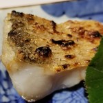 馳走 啐啄一十  - ⑯白甘鯛(静岡県駿河湾産)の炭火焼き
      旬真っ只中の白甘鯛は炭火でじっくりと焼かれて、皮目から芳ばしさが薫り、上品な脂が活性化して甘さが増しています。
      モチモチ感もあり素晴らしいです。