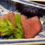 馳走 啐啄一十  - ⑱仙台牛(A5)のローストビーフ
      備長炭でじっくり焼き上げられ肉自体の旨みが増していますし、 芳ばしく薫り立っています。