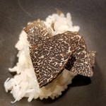 馳走 啐啄一十  - ⑲冬トリュフご飯(プレーン)
      冬トリュフの華やかで艶やかな薫りが立ち昇って来ます。
      口腔内が薫りで溢れ、満ち足りた気持ちになります。