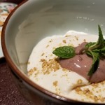 馳走 啐啄一十  - ⑳胡麻プリン
      モチモチぶるぶるな食感と控えめな甘さ。
      滑らかな口溶け。
      こし餡も溶ける様な円やかさ。
      白胡麻の香りが宴の終演を彩ります。