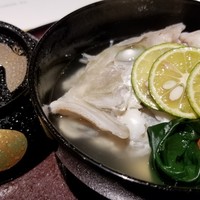 馳走 啐啄一十  - ⑤白甘鯛(静岡県駿河湾産)の兜蒸し、利尻昆布と鮪節の出汁のお椀
                  白甘鯛の兜蒸しは旬だけあって脂のり抜群で一心不乱にほじくって頂きました。
                  透明感がありつつ輪郭がはっきりしたキレのある素晴らしい出汁。