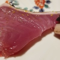 馳走 啐啄一十  - ⑫初鰹の腹身(静岡県駿河湾産・翌日もの)のたたき
                鮮度の良さが素晴らしく、薫り高いです。初鰹なので脂のりは落ち着いていますが、それでもこの時期としてはブッチギリの美味しさ。