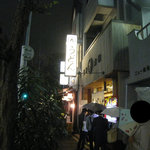 うどん 丸香 - 雨なのに並んでる～