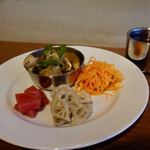 インド料理 マルジョウ - 前菜盛り合わせ　800円
                                村上園和紅茶　350円
