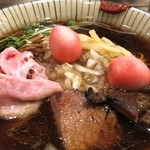 仮麺中 ぬちぐすい - らーめん (全部入り) (800円)