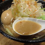 煮干し中華そば 一剣 - 熱々の味噌スープ