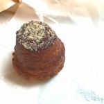 ブリコラージュ ブレッド アンド カンパニー - 新作カカオロール、カカオハンター小方さんのショコラ使用。4～5層巻き込まれたカカオパウダーやカカオニブ、トッピングのザラメもアクセント。生地にギュッと感あり、鼻水出ちゃうくらいおいしかったです♡