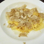 フォンティーナチーズのラビオリ　白トリュフバターを入れた卵黄のソース　ふんだんに白トリュフを摺りかけていただいて！