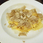 ICARO miyamoto - フォンティーナチーズのラビオリ　白トリュフバターを入れた卵黄のソース　ふんだんに白トリュフを摺りかけていただいて！