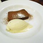 ICARO miyamoto - チョコレートのテリーヌ　ピスタチオジェラート添え