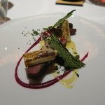 レフェルヴェソンス - 海の神　山の神～青首鴨炙り焼き＆ブランダードのソース、 　ビーツ、長ネギ、カーポロネロの枯葉
