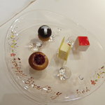 キュイジーヌ[s] ミッシェル・トロワグロ - 小菓子〜ｈａｐｐｙ　ｂｉｒｔｈｄａｙ〜