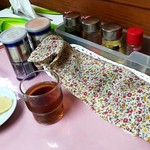 おおもり - 卓上。お冷や(麦茶)とたくあん