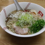 らーめん弥七 - 醤油ラーメン(730円、斜め上から)