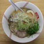 らーめん弥七 - 醤油らーめん(730円、真上から)