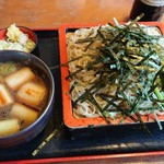 大川屋 - 付け合わせのほうれん草もつけ汁に良く合う。薬味はわさびでは無く生姜。