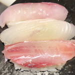 立ち食い弁慶 - 白身三貫（手前から真鯛、ヒラメ、メバル）