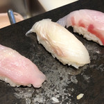 立ち食い弁慶 - 白身三貫（奥から真鯛、ヒラメ、メバル）