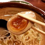 らーめん 三吉 - 魚介のラグーソースマジック塩（煮玉子）