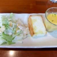 炭火焼イタリアン 海串 ブラーチェ - パスタランチの前菜｛コーンスープ・フォカッチャ・