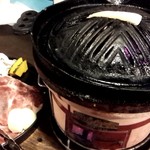 前畑亭 - 料理写真:まずは脂肉をジン鍋で焼く。七輪とジン鍋の模様が渋いなー。