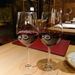 洋食 つばき - 赤ワイン(右)とノンアル赤ワイン(左)(各800円)