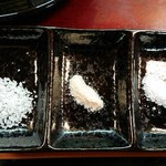 とんかつ 粟島 - 『国産ロースかつ定食　ラージ(税込み1600円)』3種の塩がうれしい。
