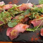 チャコール クッキング ツクバ マイス - 愛媛　ブリのカルパッチョ　グリーンオリーブとドライトマトのソース