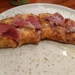 チャコール クッキング ツクバ マイス - 白カビのチーズロビオラとイタリア産トリュフ、熟成生ハムの包み焼きピッツア