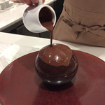 ピエール・エルメ・パリ - チョコソースをかけて